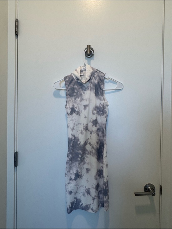 Thats So Fetch Dresses & Skirts - Sleeveless Tie-Dye Mock Neck Mini Dress in Gray and White